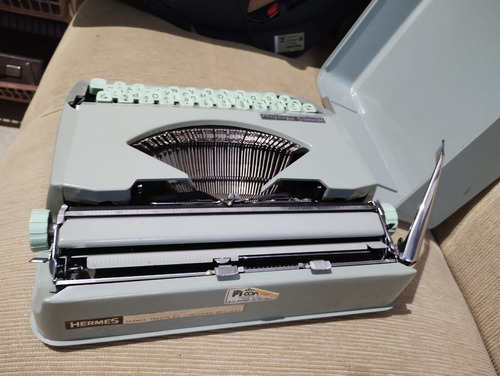 Máquina De Escrever Hermes Baby Portátil. (Usado)