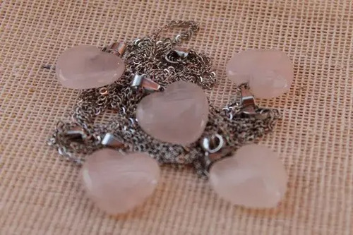 Imagen 3 de 3 de Dije De Cuarzo Rosa Forma De Corazón Con Cadena De Acero