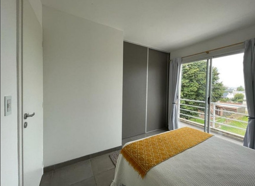 Triplex 2 Dormitorios-garage-patio-moderno