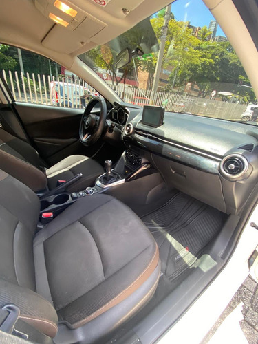 Mazda 2 Touring 1.5 sedan mecanico