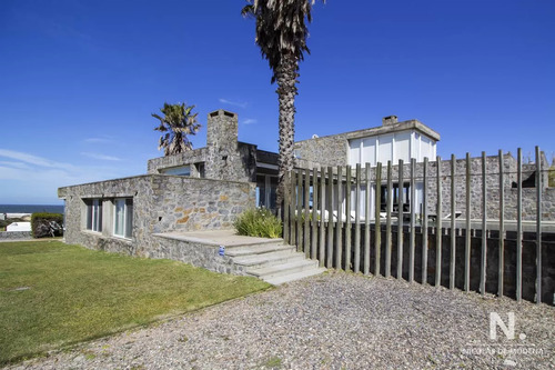 Casa En Venta De 5 Dormitorios En Club Del Mar, José Ignacio.