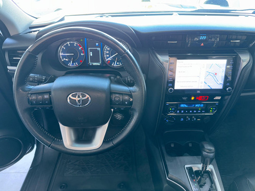 Toyota Hilux SW4 2.8 D-4D TURBO DIESEL SRX 7L 4X4 AUTOMÁTICO