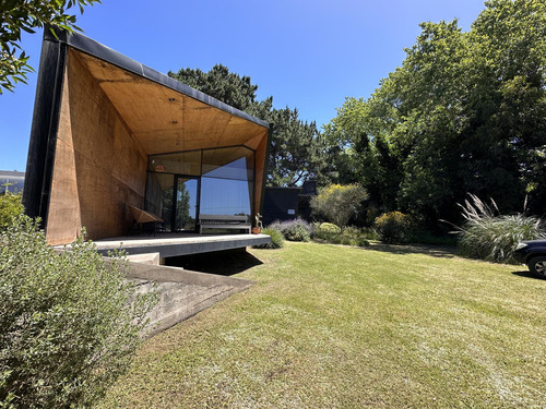 Casa De Diseño En Venta, Barrio Chapadmalal, Cruz Del Sur.
