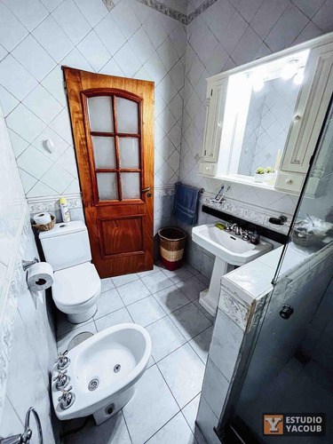 Casa En Venta - 2 Dormitorios 1 Baño - Cocheras - 420mts2 - Berisso