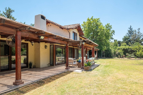 Vive Seguro En Chicureo: Casa Chilena En Condominio Central
