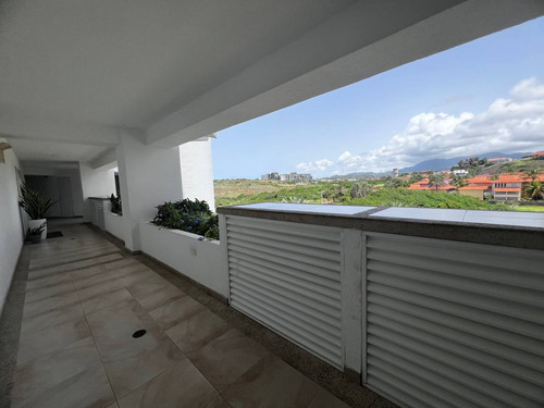 Apartamento En Uno De Los Mejores Edificios De La Isla, Playa Real, Isla De Margarita