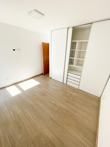 Casa Duplex De Pasillo En Arroyito