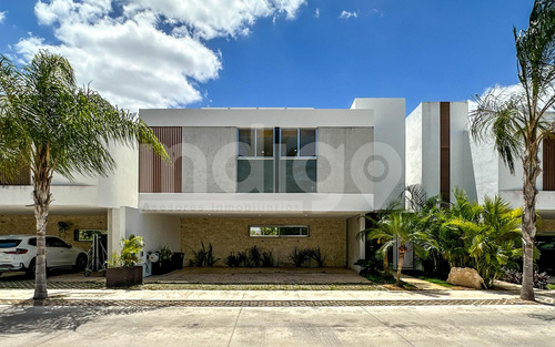 Casa En Venta En Mérida En Privada El Origen, Xcanatún