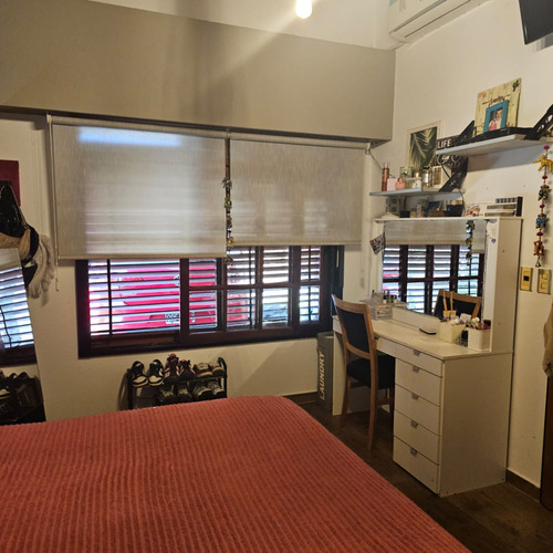 Excelente Chalet De 4 Amplios Ambientes Sobre Lote De 12,99 X 51, Con Garage Cubierto Para 3 Autos, Galeria Con Parrilla, Fondo Y Quincho. Excelente Estado. Nuevo Valor