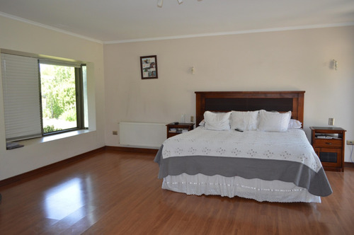 5 Dorm + Serv., Hermoso Jardín, Piscina, Excelente Ubicación