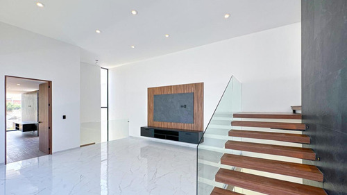 Casa En Venta En Metepec Con Diseño Moderno Y Jardín Interno