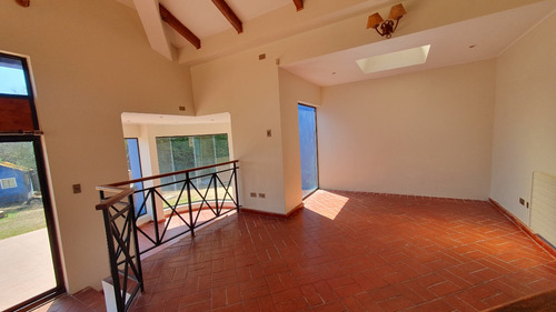 Veridika Vende Amplia Casa En Condominio.
