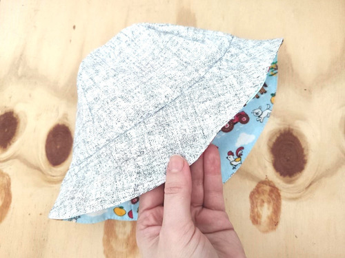 Imagem 4 de 6 de Kit Para Bebê Com Chapeuzinho Dupla Face E Babador Bandana