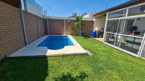 En Venta En Barrio Altos De Podesta, Hermoso Chalet De 3 Ambientes; Con Cochera Cubierta Para Dos Autos; Fondo Con Pileta; F: 8515