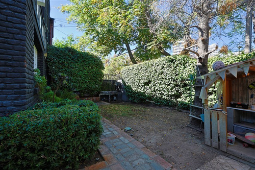 Casa En Venta De 3 Dormitorios Mas Servicio En Las Condes