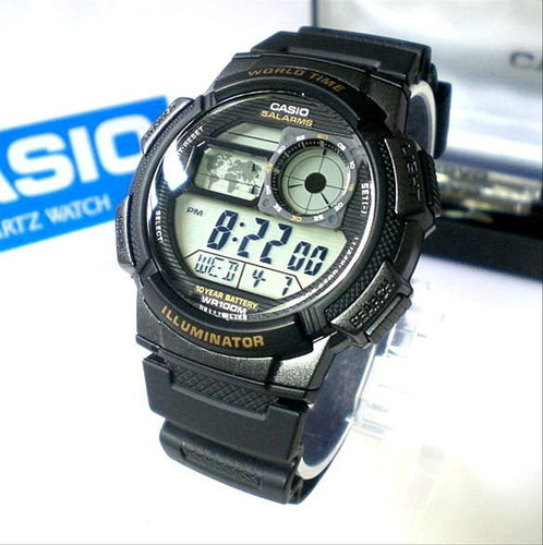 Reloj de pulsera Casio Youth Series AE-1000 de cuerpo color negro, digital, para hombre, fondo negro, con correa de resina color negro, dial negro, subesferas color gris, minutero/segundero negro, bisel color negro, luz ámbar y hebilla simple