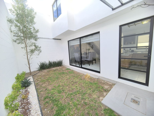 Casa Nueva En Zaru, Querétaro Moderno Con 3 Recámaras, Tv Y Jardín Central