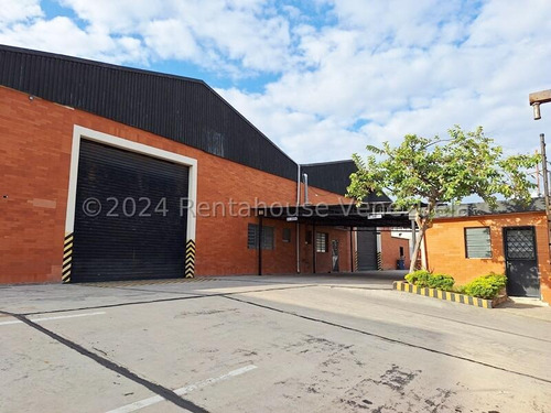 Excelente Galpón En Alquiler, Para Todo Tipo De Actividad Comercial O Industrial. En Este Galpón Entran Contenedores. Cuenta También Con 200 Metros De Oficinas, Baños, Área De Kitchenette