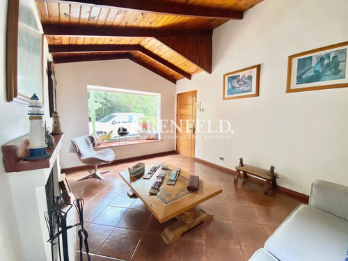 Los Romeros, Concón. Casa De Cómodos Espacios