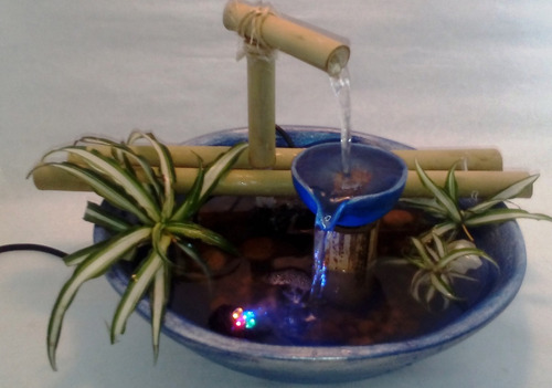 Fuente De Agua Cascada Con Cañas Y Luz Led