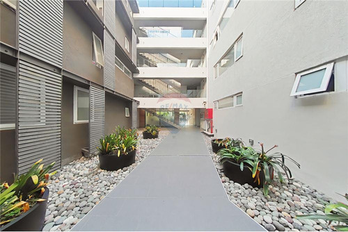 Bello Y Moderno Con Un Amplio Patio Privado!