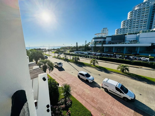 Departamento En Venta De 3 Dormitorios En Edificio Los Arcos, Punta Del Este