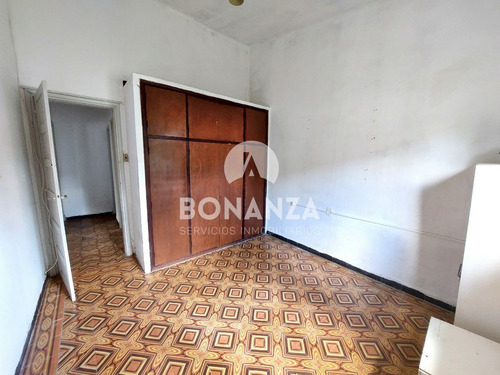 Casa En El Centro De Piriápolis A La Venta. 2 Dormitorios. 1 Baño. Vista A Los Cerros