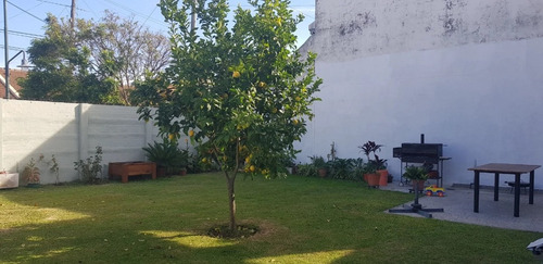 Casa En Béccar, Lote 300.99 M2. Cubiertos 203 M2 Jardín 100 M2