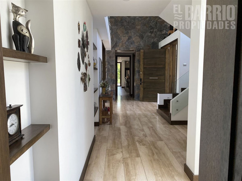 Casa En Venta De 4 Dorm. En Colina