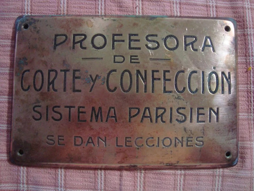 Antiguo Cartel Bronce Profesora Corte Y Confeccion Parisien
