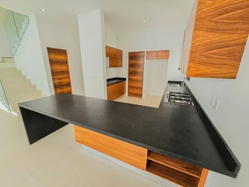 Casa · 5 Recámaras · Alberca · Roof Garden · Aqua Residencial · Huayacan