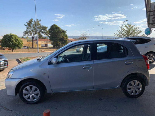 Imagem 4 de 8 de Toyota Etios 1.3 Hb Xs 16v Flex 4p Manual 2013