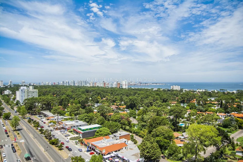 Hermoso Apartamento En Venta En Torre Bellagio, Punta Del Este.