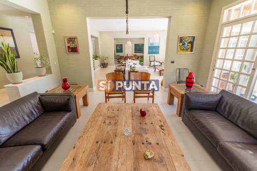 Imagen 8 de 30 de Mansión De Estilo Clásico En Venta En El Corazón De Beverly Hills.