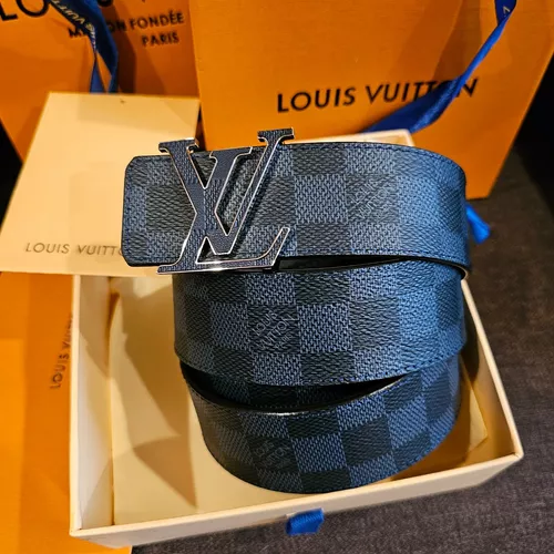 Louis Vuitton Cinturón LV Iniciales reversibles Gris Cuero ref.554795 -  Joli Closet