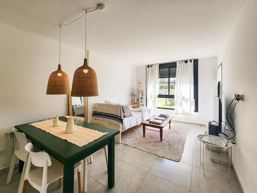 Departamento De 2 Dormitorios Con Jardín, Parrilla Y Cochera