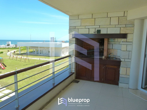 Imagen 6 de 14 de Apartamento Para La Venta Frente A Playa Mansa En Punta Del Este. 4 Dormitorios.
