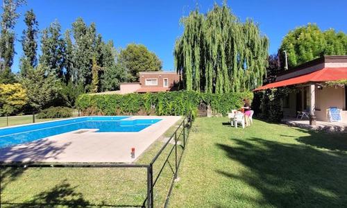 Casa En Venta - 6 Dormitorios 4 Baños - Mendoza