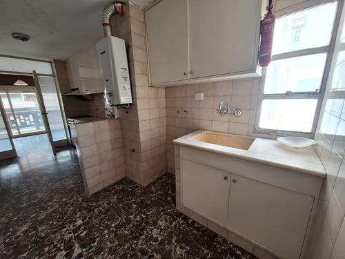 2 Dormitorios - Balcon - Cochera - Bv. Chacabuco Al 100 - B° Centro