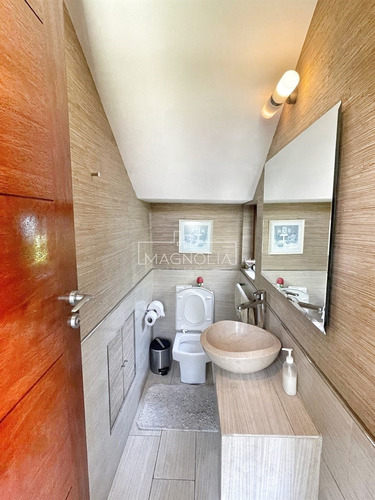 Casa En Venta De 5 Dorm. 4 Baños Mas Serv. En Piedra Roja