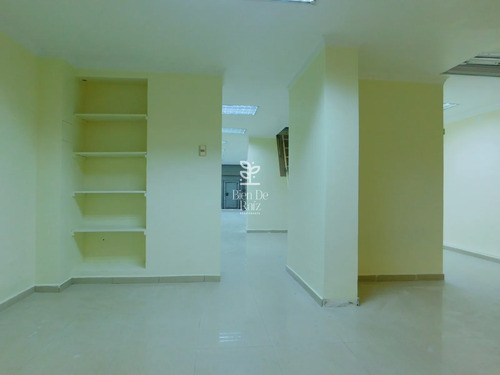 Amplio Local Comercial En Arriendo