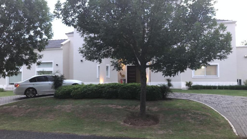 Venta Casa En Country B° San Isidro, Calle Padre Luchesse Km 2