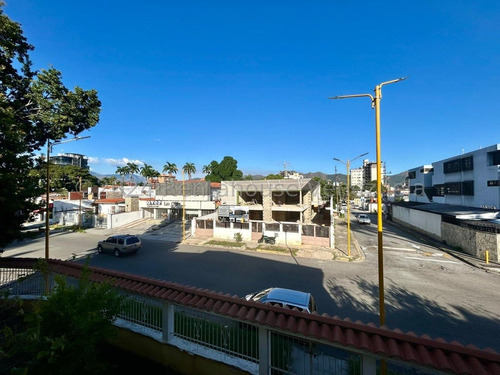 Amplia Y Fresca Casa Comercial Con Buena Iluminacion Natural Ubicada En La Zona Comercial Numero Uno De Valencia. Por Su Excelente Ubicacion Es Ideal Para Centro Comerciales