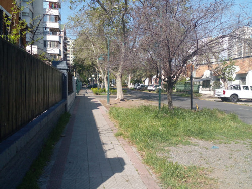 Casa En Venta De 4 Dorm. En Ñuñoa