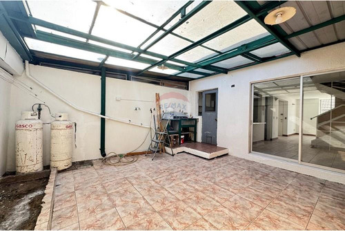 5 Dormitorios 3 Pisos Más Subterráneo Condominio