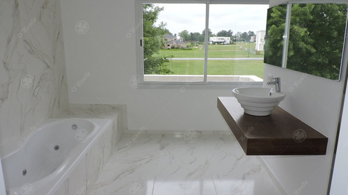 Imagen 25 de 30 de Casa En Venta De Estilo Neo Clasico, Detalles De Categoria! En Greenville.