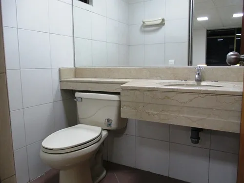 Arriendo Oficina 508 Chapinero Quinto Piso De 34mt Un Solo Espacio Iluminada Sol En La Tarde Luces Led Piso En Cerámica Un Baño Privado Y 6 Baterías De Baños Comunales Ascensor Escaleras De Emergencia