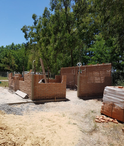 Amplio Chalet De 4 Ambientes - Construcción A Los Mejores Precios - Ladrillos Y Hormigón