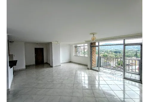 Amplio Apartamento Con Excelente Ubicacion En Medellin La Candelaria
