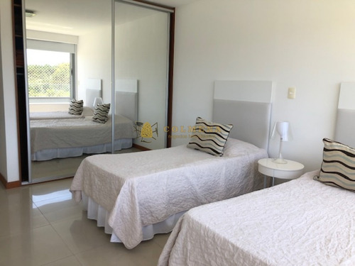 Apartamento En La Brava, De 3 Dormitorios Cuenta Con Excelentes Servicios, Vista Plena Al Mar - Consulte!!!!!!!!-ref:2383